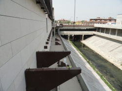 montaggio-mensole-passerella-pedonale