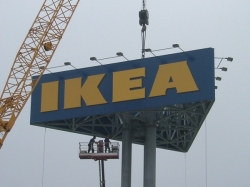 totem-ikea-montaggio-lavoratori-in-quota